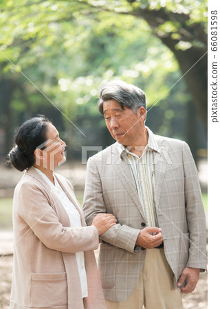 Senior couple walking 66081598