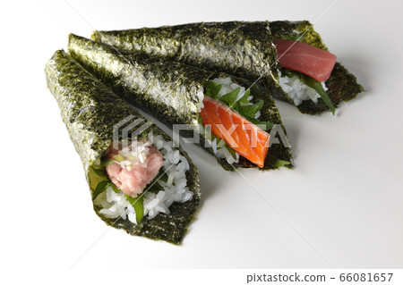 Hand rolled sushi 66081657