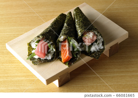 Hand rolled sushi Hand rolled sushi 66081665