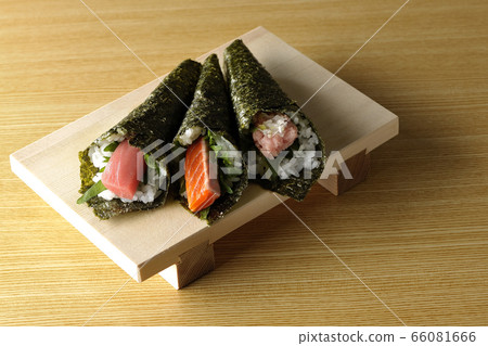 Hand rolled sushi 66081666