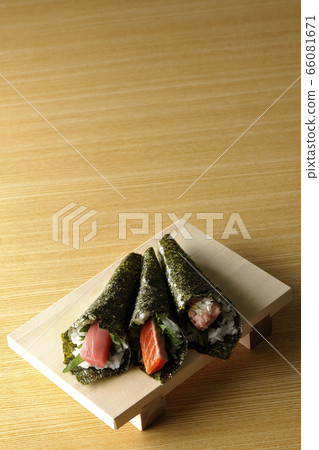 Hand rolled sushi Hand rolled sushi 66081671