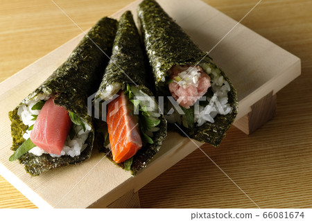 Hand rolled sushi 66081674