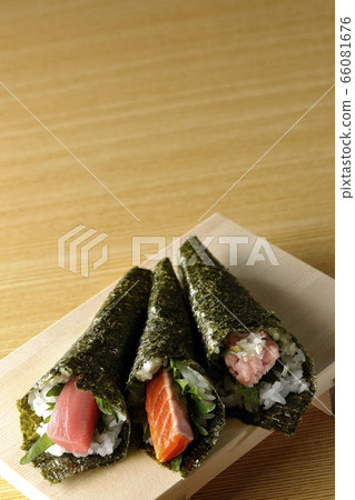 Hand rolled sushi Hand rolled sushi 66081676