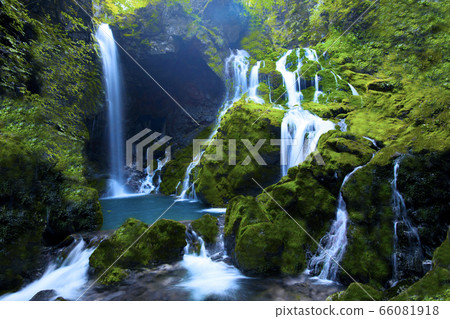 waterfall 66081918