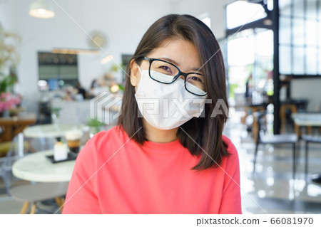 New normal asian beauty Wear a mask to prevent 66081970