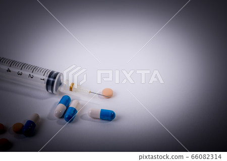 [Syringe vaccine bad image] 66082314