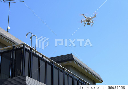Roof inspection by drone (viewed from the ground) 66084668