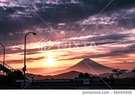 從富士山看富士山在傍晚的景色。 從富士山看富士山在傍晚的景色。 66084806