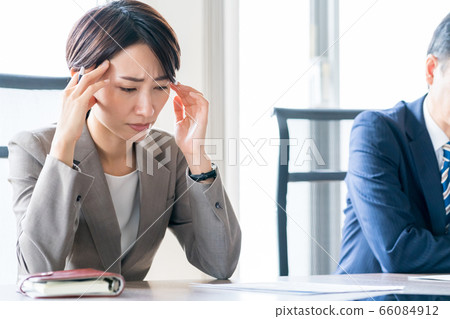頭疼 頭痛 事業女性 66084912