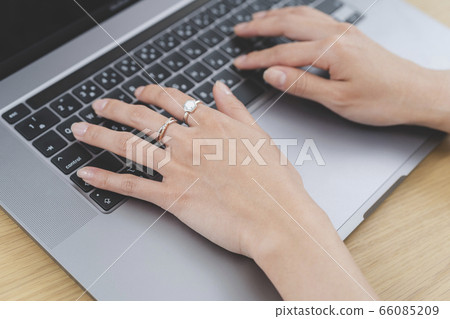 一個扮演個人電腦的女人 66085209