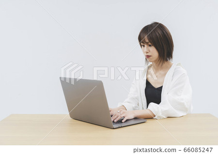 A woman who plays a personal computer A woman who plays a personal computer 66085247