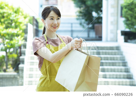 Restaurant clerk delivery 66090226