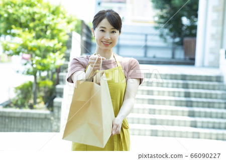 Restaurant clerk delivery 66090227