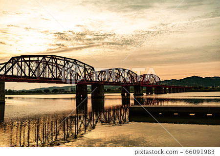 日落河和鐵橋 66091983