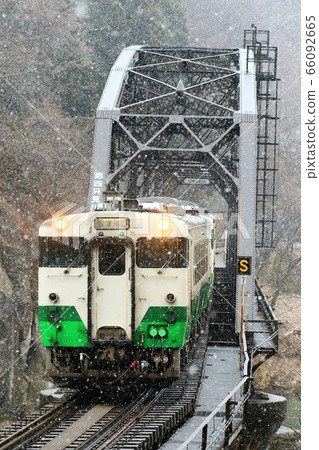 Tadami Line Kiha 40去年冬天，多雪的4號Tadami河大橋 66092665