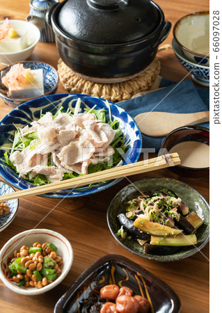 夏季餐桌上的各種小菜 66097028
