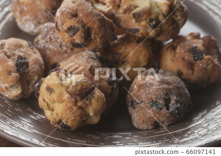 muffins with raisins muffins with raisins 66097141