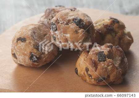muffins with raisins, 66097143