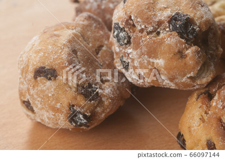 muffins with raisins muffins with raisins 66097144