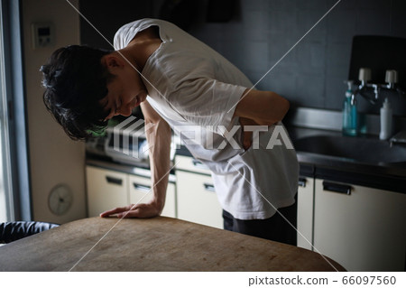 下腰痛的男人 下腰痛的男人 66097560