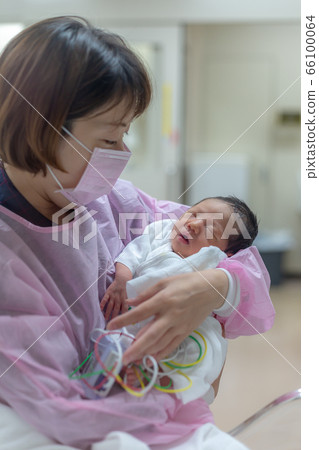 Newborn newborn incubator working hard with incubator 66100064