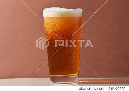 Closeup Pint Of Beer with Bubbles 66100251
