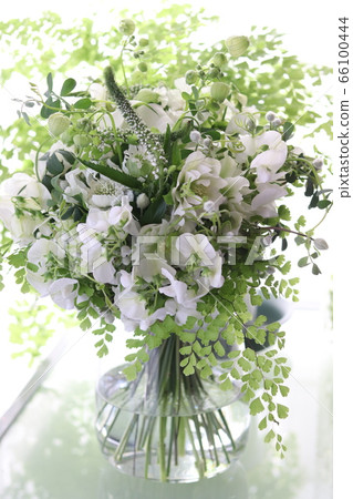 White green bouquet 66100444