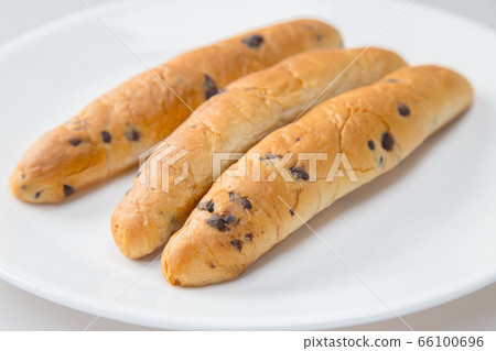 Chocolate chip bread 66100696