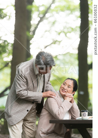 高級夫妻散步 66100832