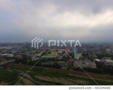 八王子的城市景觀〜無人機的空中（東京都八王子市小和田町） 66104806