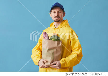 Man delivering food 66105406