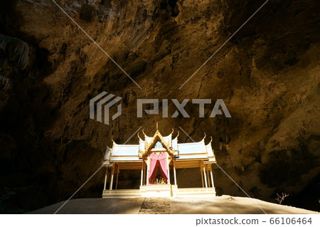 在泰國中部的旅遊勝地Playanakorn洞中的Kuhakarhat宮殿景觀 66106464
