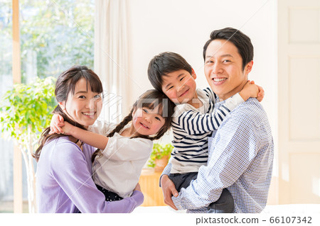 一家四口年輕，好朋友 66107342