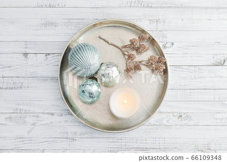 Tray with christmas decorations and candle 66109348