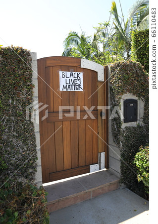 Message from a store that defends itself from the riot of protest against death by assault by a black man by a police officer in the United States and "life of black people is important" 66110483