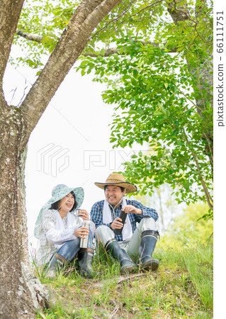 Farmer couple taking a break Farmer couple taking a break 66111751