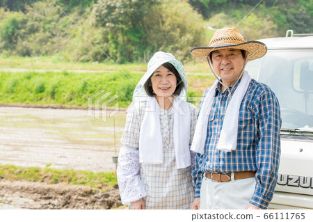 Agricultural couple 66111765