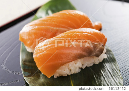 握壽司三文魚壽司(特寫) 握壽司三文魚壽司(特寫) 66112432