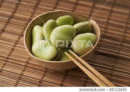 Broad beans in a small bowl 66112685