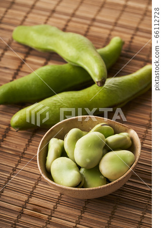Broad beans in a small bowl 66112728