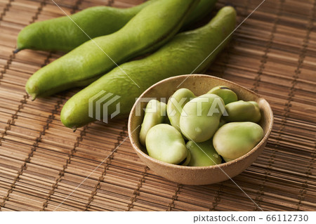 Broad beans in a small bowl Broad beans in a small bowl 66112730