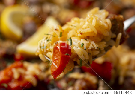 Steak paella 66113448