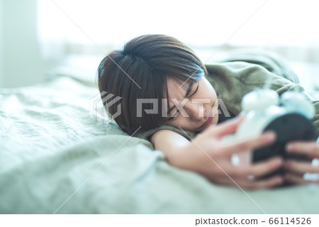 The woman who overslept in the morning makes her sleepy 66114526