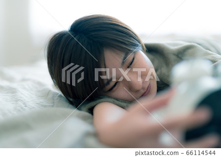 早上睡過頭的女人困了 66114544