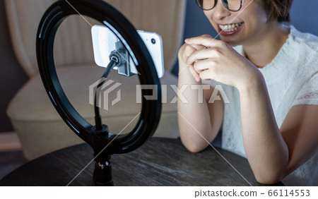 一個女人在智能手機上傳遞視頻 66114553