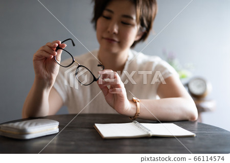 女人戴眼鏡 66114574