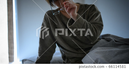 穿著睡衣的美麗女人 66114581