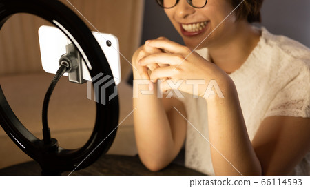一個女人在智能手機上傳遞視頻 一個女人在智能手機上傳遞視頻 66114593