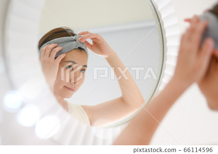 準備早上在鏡子前的女人 66114596