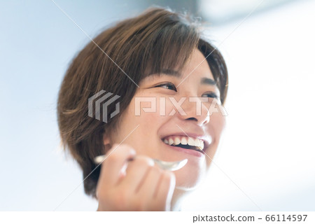 一個快樂地吃的女人 66114597